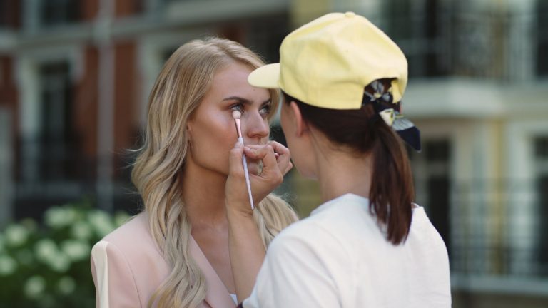 7 οικονομικά προϊόντα ομορφιάς που χρησιμοποιούν οι celebrities