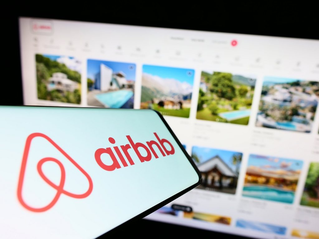 Airbnb: Ποιους θα χτυπήσει η επιβολή ΦΠΑ