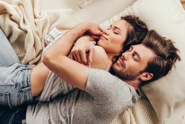 Η «σκανδιναβική μέθοδος ύπνου» ήρθε για να σώσει γάμους και σχέσεις