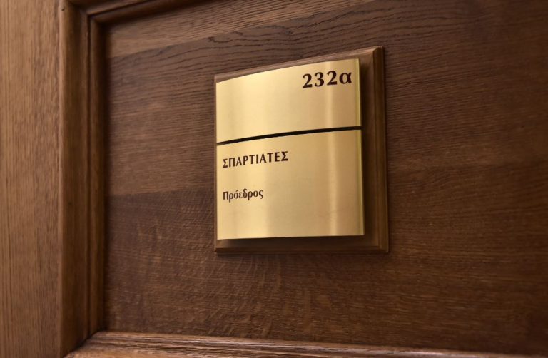 Μας παίζουν και τους αφήνουμε