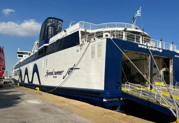 Ατύχημα στον Πειραιά: Σοκαριστικό βίντεο με τους ναύτες να πέφτουν από τα 8μ. στη θάλασσα