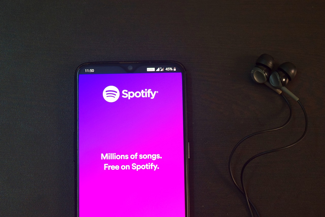 Spotify: Οικονομικοί αναλυτές λένε πως μπορείς να βγάλεις λεφτά ακούγοντας ένα τραγούδι ξανά και ξανά