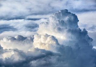 Ιάπωνες επιστήμονες ανίχνευσαν μικροπλαστικά στα σύννεφα