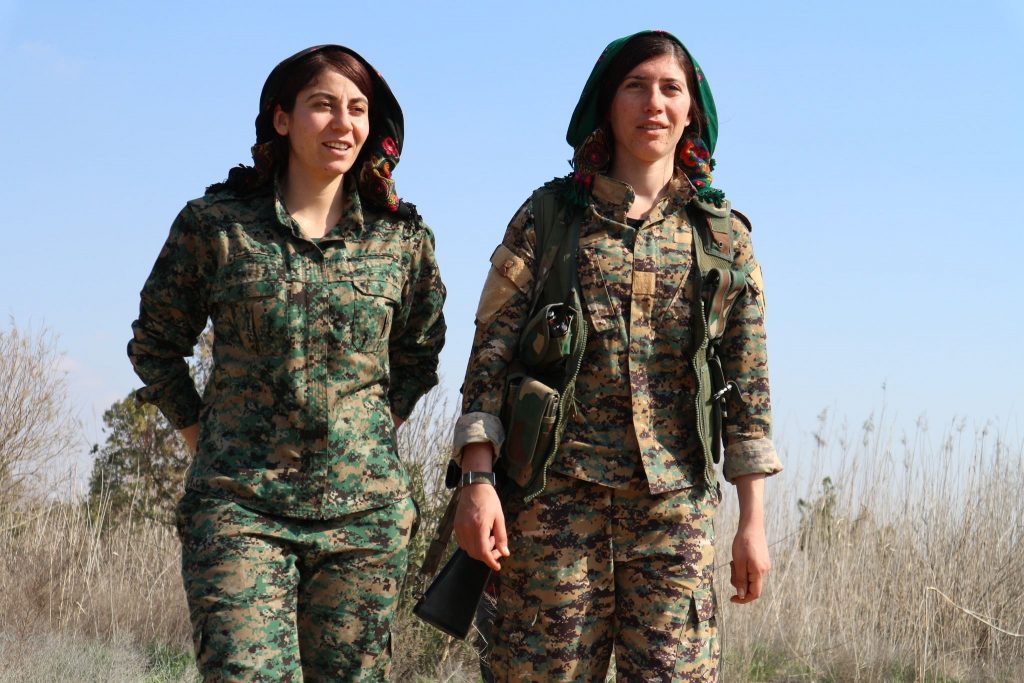 Συρία: 2 μαχήτριες των κουρδικών δυνάμεων σκοτώθηκαν από πυρά που αποδίδονται στην Τουρκία