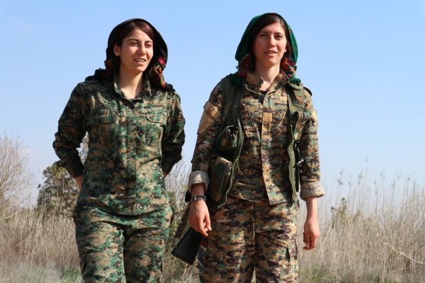 Συρία: 2 μαχήτριες των κουρδικών δυνάμεων σκοτώθηκαν από πυρά που αποδίδονται στην Τουρκία