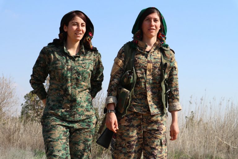 Συρία: 2 μαχήτριες των κουρδικών δυνάμεων σκοτώθηκαν από πυρά που αποδίδονται στην Τουρκία