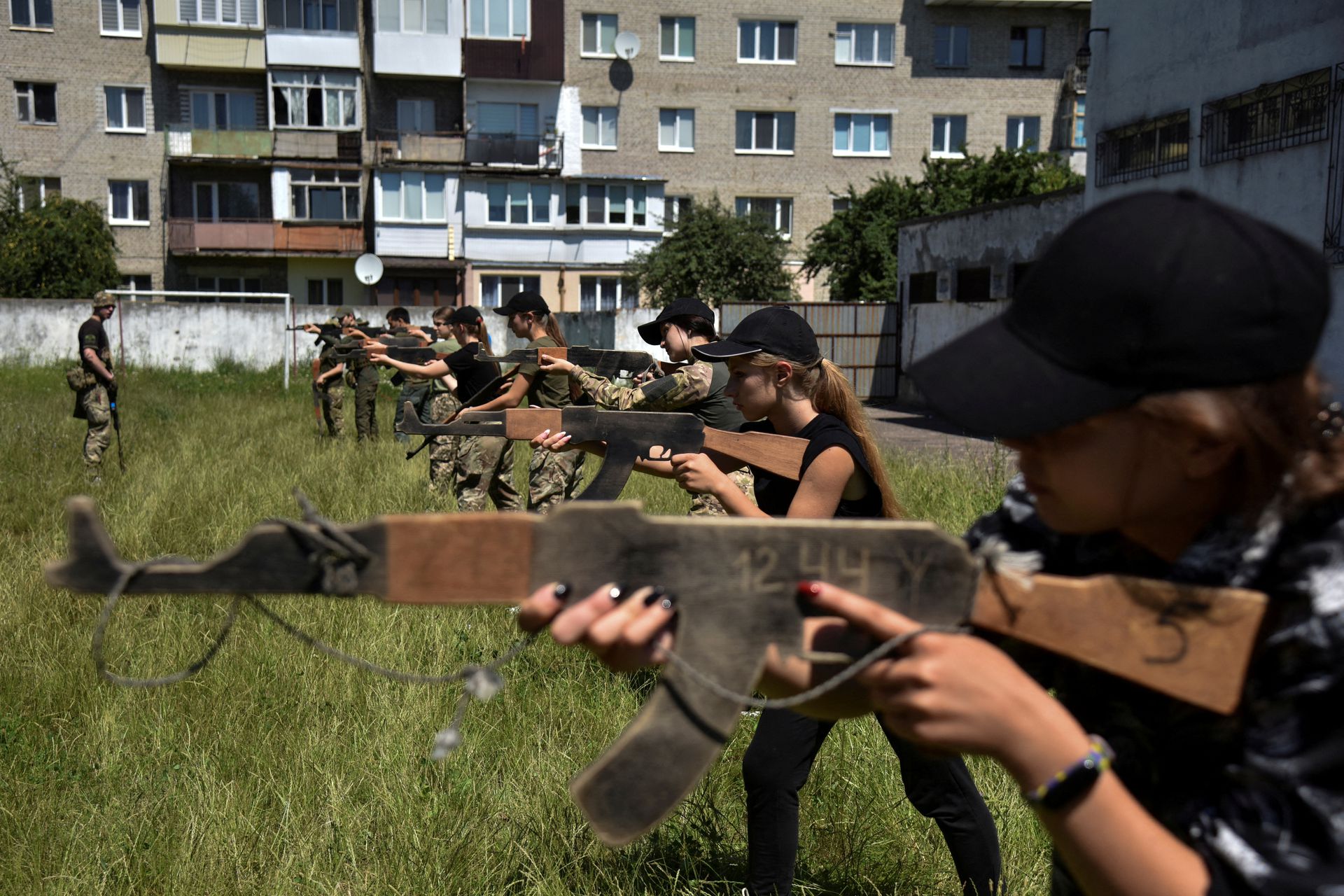 Πόλεμος στην Ουκρανία: Ουκρανοί και ρώσοι έφηβοι εκπαιδεύονται στη χρήση όπλων και drones