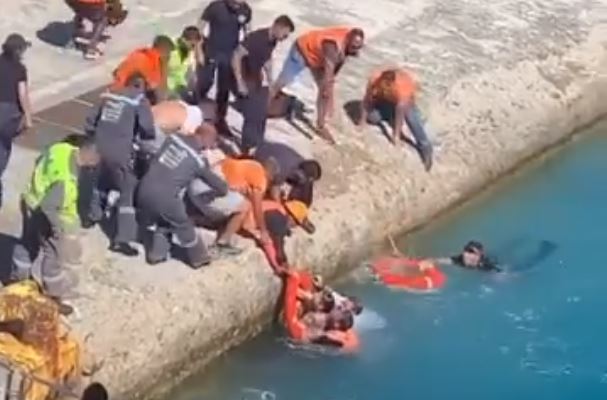 Γυναίκα έπεσε στο λιμάνι της Τήνου – Πλήρωμα και λιμενικοί την έσωσαν