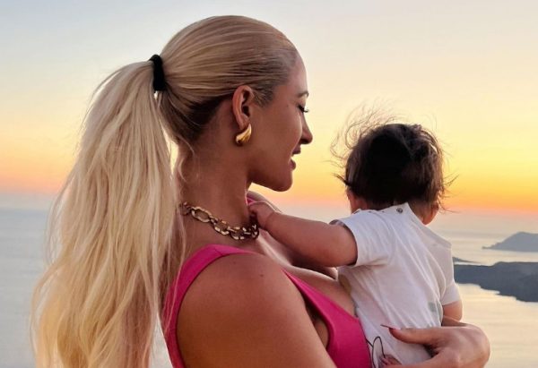 Ιωάννα Τούνη: «Ο κόσμος πάει καλά γενικά;» – Έξαλλη με τα δημοσιεύματα για τον θηλασμό του γιου της