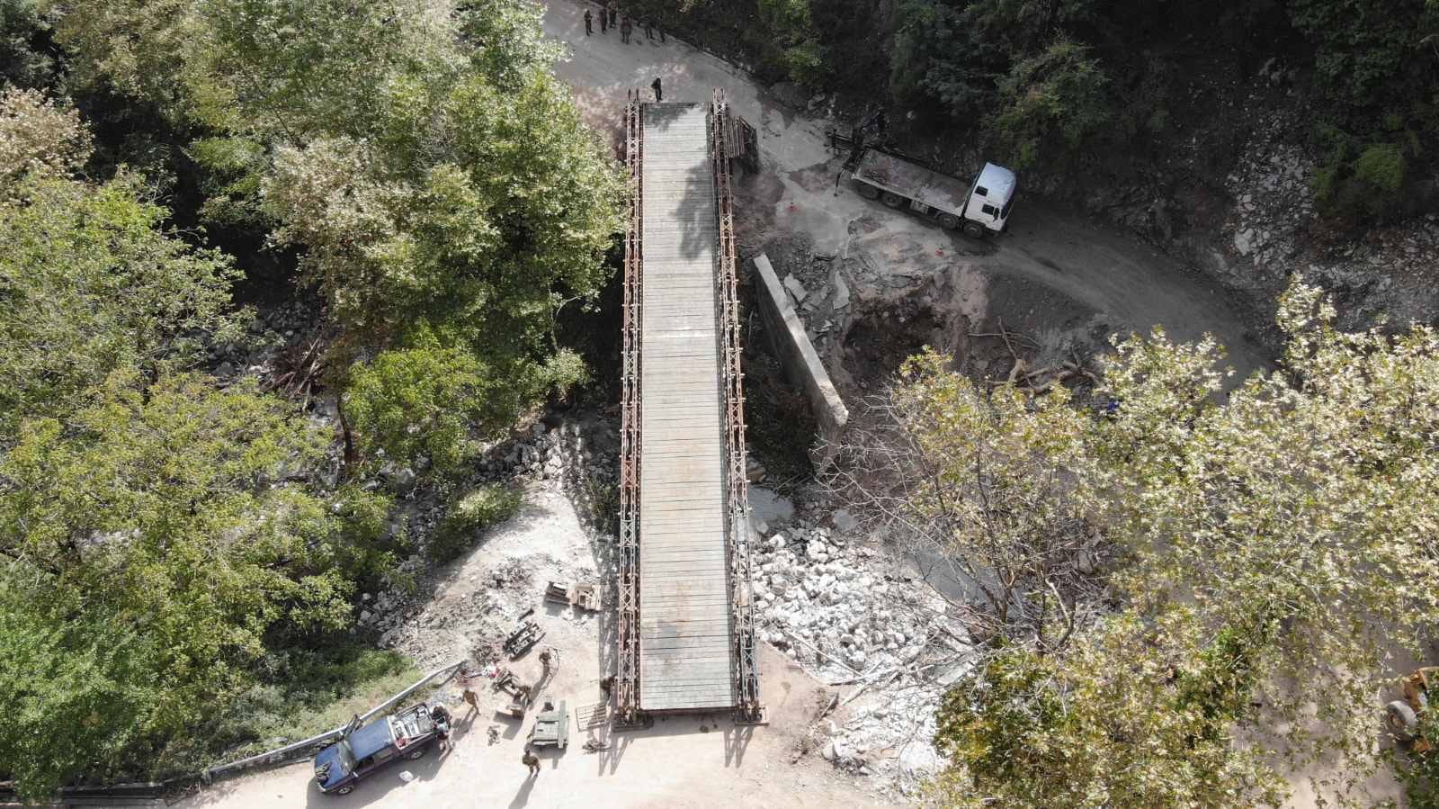 Τρίκαλα: Ολοκληρώθηκε η τοποθέτηση της γέφυρας Μπέλεϋ – Αποκαταστάθηκε η κυκλοφορία των οχημάτων