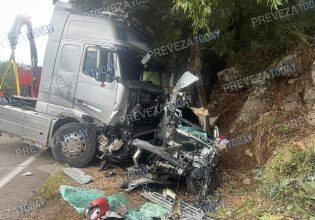 Τρομακτικό τροχαίο δυστύχημα στην Πρέβεζα – ΙΧ συγκρούστηκε με φορτηγό και μετατράπηκε σε άμορφη μάζα