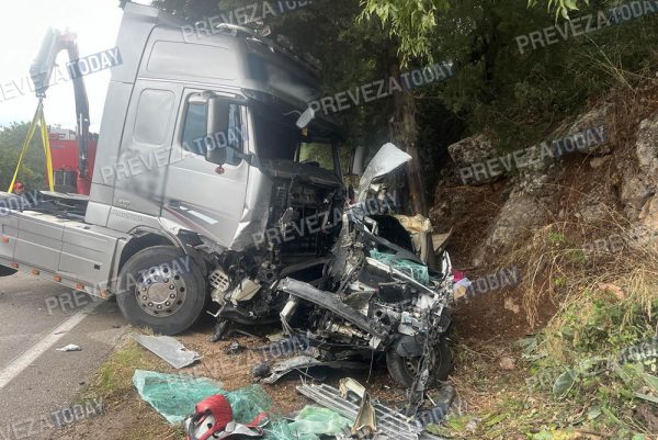 Τρομακτικό τροχαίο δυστύχημα στην Πρέβεζα – ΙΧ συγκρούστηκε με φορτηγό και μετατράπηκε σε άμορφη μάζα