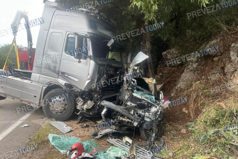 Τρομακτικό τροχαίο δυστύχημα στην Πρέβεζα – ΙΧ συγκρούστηκε με φορτηγό και μετατράπηκε σε άμορφη μάζα