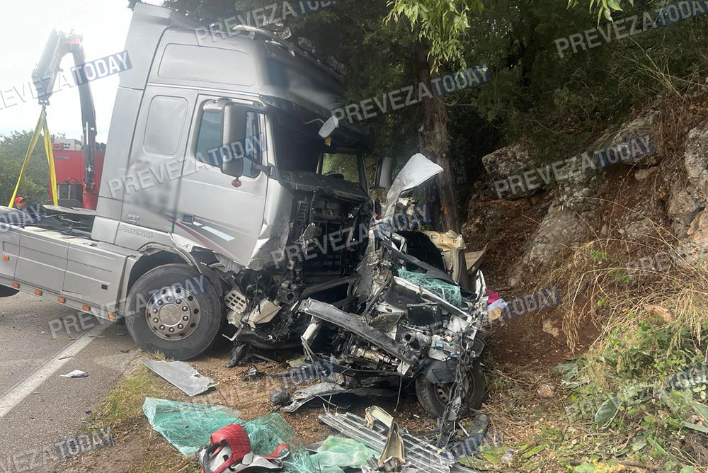 Τρομακτικό τροχαίο δυστύχημα στην Πρέβεζα - ΙΧ συγκρούστηκε με φορτηγό και μετατράπηκε σε άμορφη μάζα