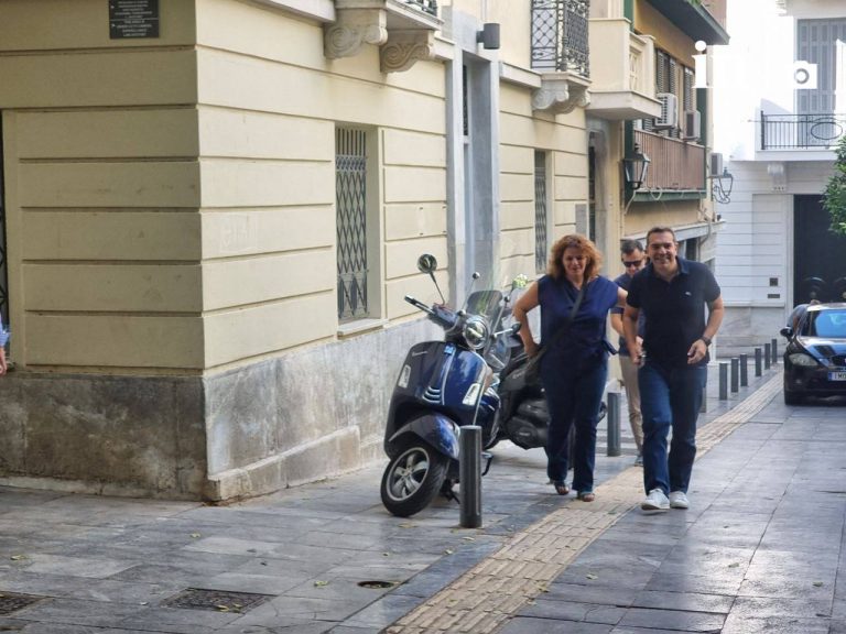 Εκλογές ΣΥΡΙΖΑ: Στην Πλάκα ψηφίζει τώρα ο Αλέξης Τσίπρας