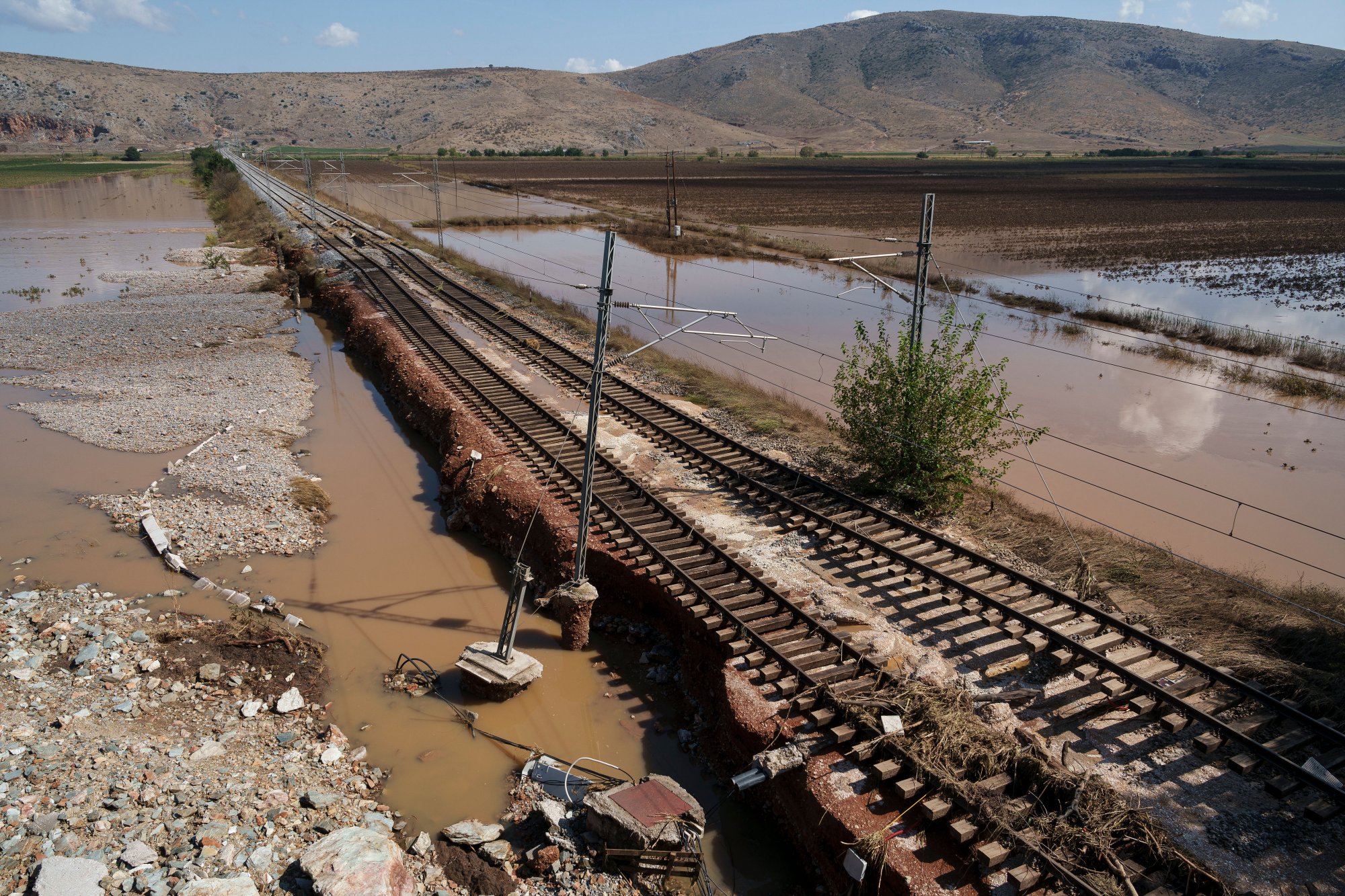 Σιδηροδρομικό δίκτυο: Σε δύο χρόνια η πλήρης αποκατάσταση – Έχουν καταστραφεί ολικά 180 χλμ δικτύου