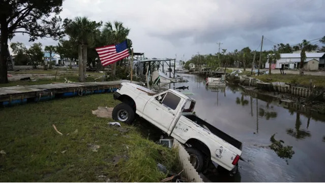 Μπάιντεν: Πολιτικό παιχνίδι με ΝτεΣάντις πάνω από τις καταστροφές του τυφώνα Ιντάλια