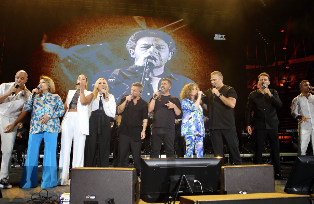 Αντώνης Βαρδής: Η συγκινητική παρουσία της Χαρούλας Αλεξίου στη συναυλία – αφιέρωμα
