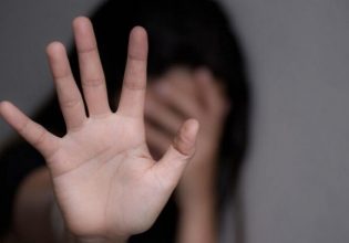 Ινδία: Βίντεο δείχνει 12χρονο κορίτσι θύμα βιασμού να γυρνά αιμόφυρτη στους δρόμους