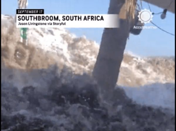 Νότια Αφρική: Μεγάλα κύματα σάρωσαν παραλιακές περιοχές