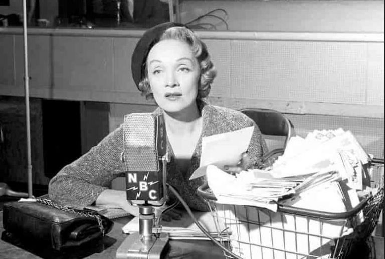 Το παθιασμένο φιλί της Marlene Dietrich με έναν στρατιώτη που μόλις γύρισε από τον πόλεμο