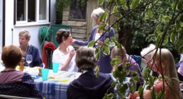 «Έχουμε αδελφούς, γιους, εραστές αλλά δεν μπορούν να ζήσουν εδώ» – Το σπίτι που μοιράζονται 26 γυναίκες