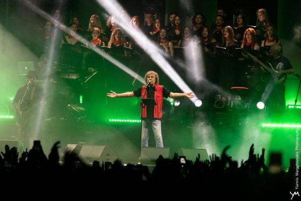 Ο Βασίλης Παπακωνσταντίνου ολοκληρώνει τη μεγάλη γιορτή για 50 χρόνια στο ελληνικό τραγούδι στην Πετρούπολη