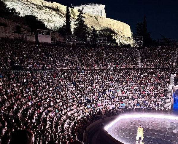 Μετά το Sold Out στο Ηρώδειο, τα Βατράχια με τον Άρη Σερβετάλη συνεχίζουν για λίγες ακόμα παραστάσεις