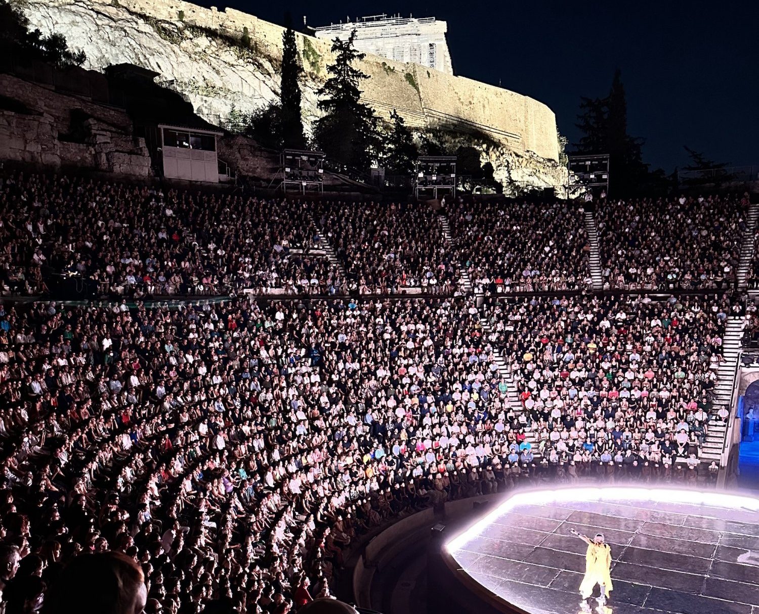 Μετά το Sold Out στο Ηρώδειο, τα Βατράχια με τον Άρη Σερβετάλη συνεχίζουν για λίγες ακόμα παραστάσεις