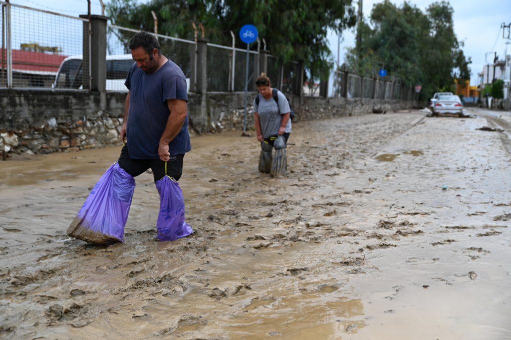 Πλημμύρες: Φόβοι για κοκτέιλ χημικών στα νερά – «Λιώνουν οι γαλότσες»