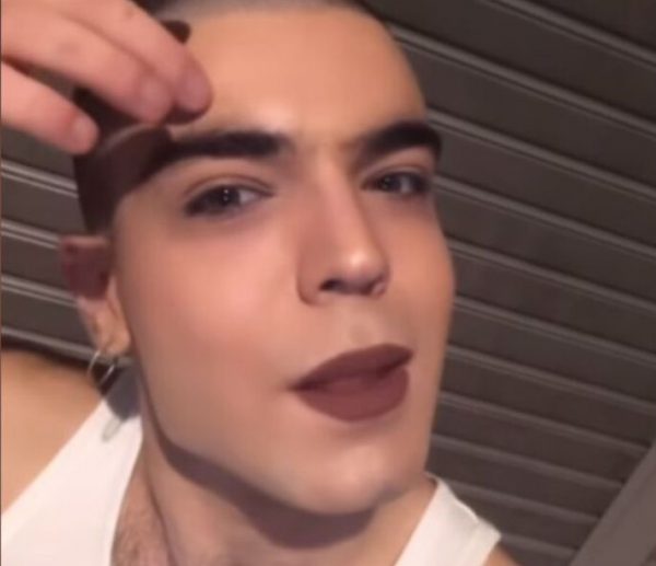 «Έσβησε τσιγάρο πάνω μου, θα γίνω άλλος ένας Ζακ Κωστόπουλος» – Ομοφοβική επίθεση σε queer μοντέλο