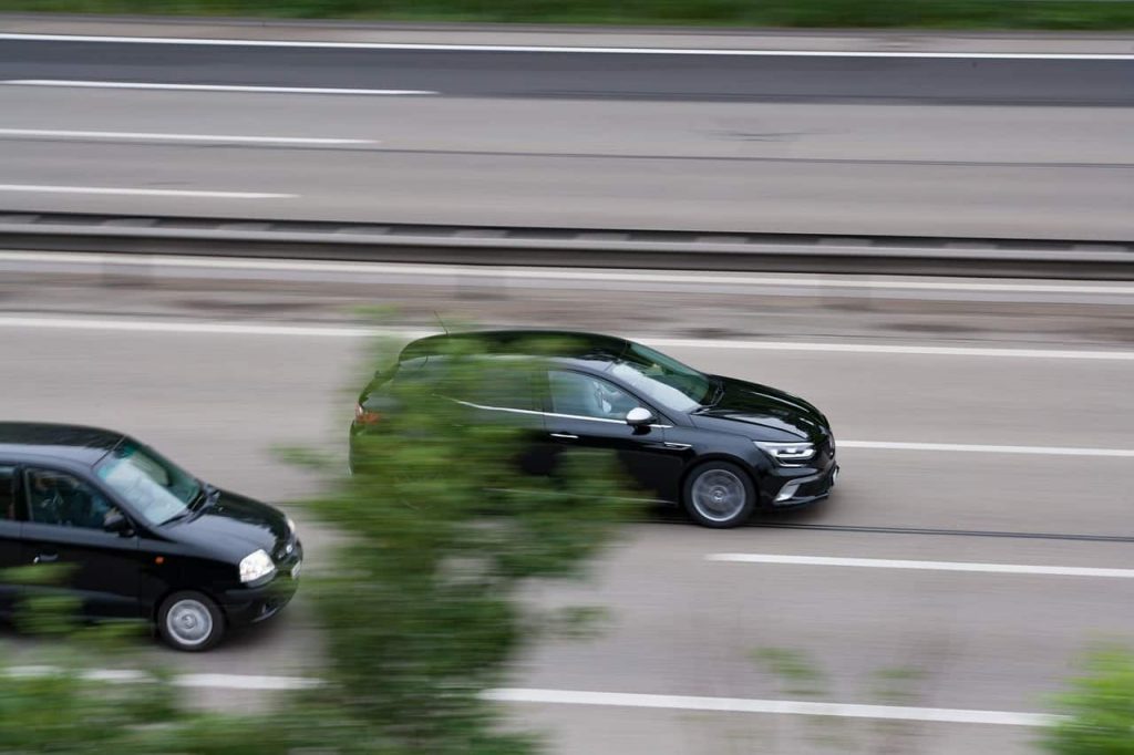 Οδηγοί «σκοτώστρες» – Δεκάδες χιλιάδες κλήσεις σε δύο εβδομάδες για επικίνδυνες παραβάσεις