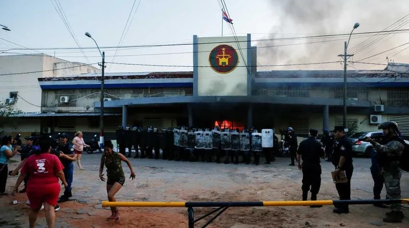 Παραγουάη: Κρατούμενοι στη μεγαλύτερη φυλακή εξεγέρθηκαν βάζοντας φωτιά στις εγκαταστάσεις – Σε ομηρία φύλακες