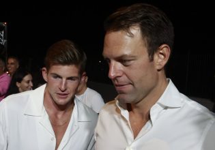 Στέφανος Κασσελάκης: Η ενόχληση σε ερώτηση προς τον σύντροφό του Τάιλερ – «Εγώ είμαι το δημόσιο πρόσωπο»