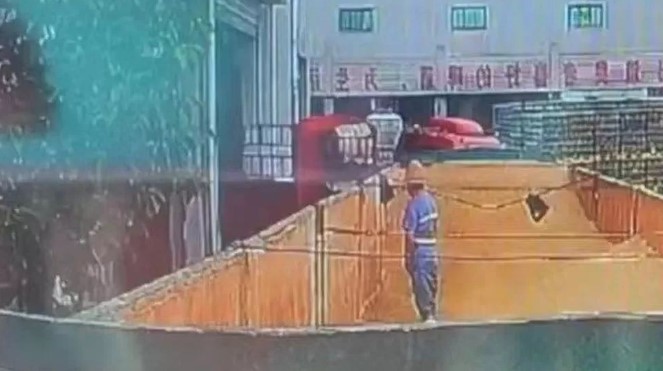 Κίνα: Εργαζόμενος σε μεγάλη ζυθοποιία «πιάστηκε» να ουρεί μέσα σε δεξαμενή μπίρας