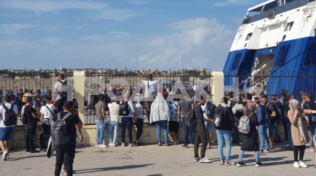 Ρόδος: Πάνω από 400 μετανάστες συγκεντρωμένοι στο λιμάνι απαιτούν να φύγουν άμεσα από το νησί