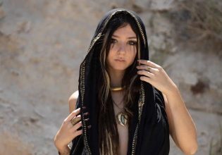 Νεκρή η Σάνι Λουκ – Βρισκόταν στο μουσικό φεστιβάλ όπου επιτέθηκαν μαχητές της Χαμάς