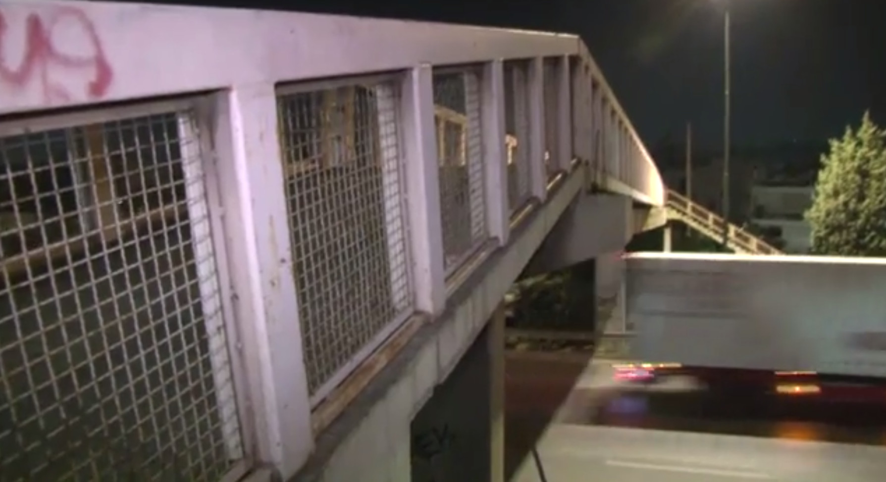 Νέα Φιλαδέλφεια: Αυτοψία στην υπό διάλυση πεζογέφυρα Βρυούλων στην Ε.Ο Αθηνών - Λαμίας