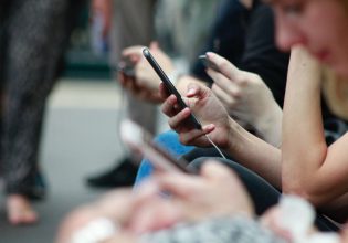 ΗΠΑ: Κοντά στα 3 δις χάθηκαν στα social media!