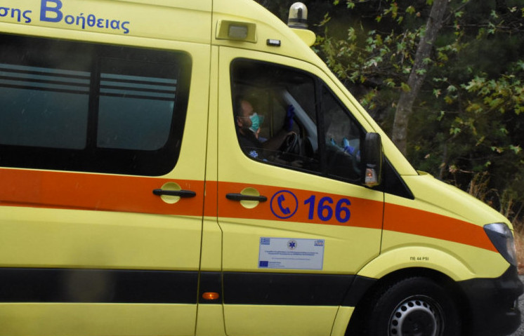 Αγρίνιο: Νεαρός έπεσε από δεύτερο όροφο – Μεταφέρθηκε στο νοσοκομείο
