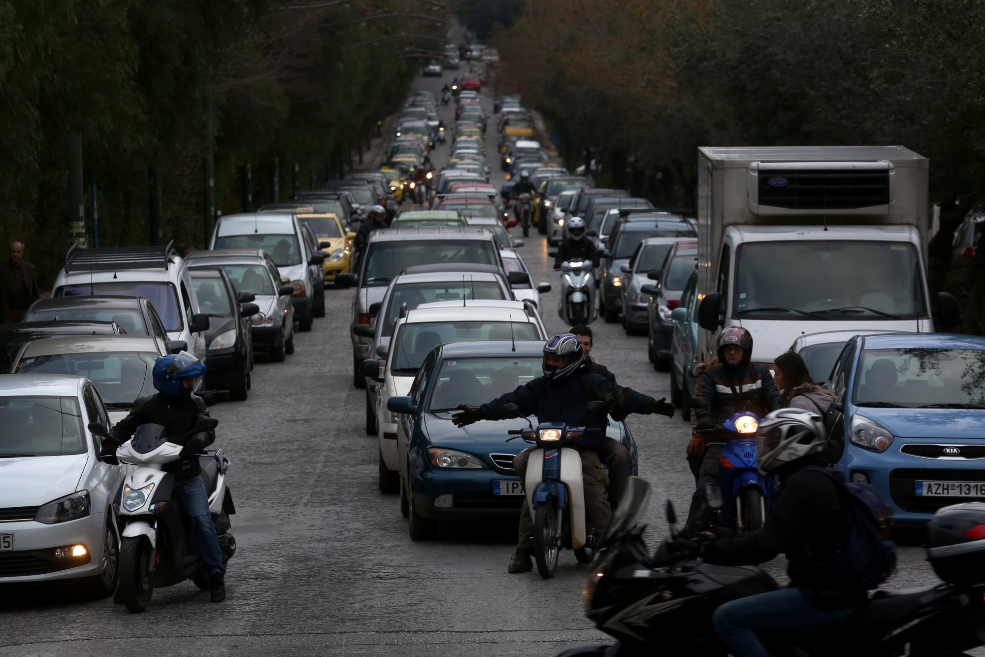 Κίνηση τώρα: Καραμπόλα επτά οχημάτων στον Κηφισό - Ουρές χιλιομέτρων