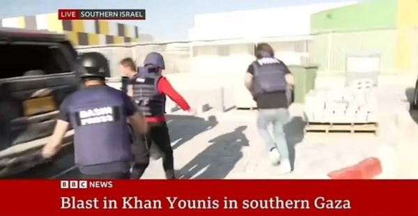 Πόλεμος Ισραήλ – Χαμάς: Ανταποκρίτρια του BBC στο Ισραήλ τρέχει να σωθεί μετά από σειρήνες για ρίψη ρουκετών