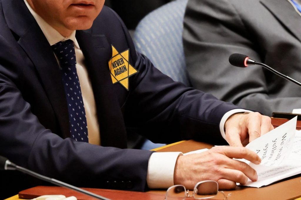 Ο πρεσβευτής του Ισραήλ στον ΟΗΕ φόρεσε το κίτρινο αστέρι – «Ντροπή για τα θύματα του Ολοκαυτώματος»