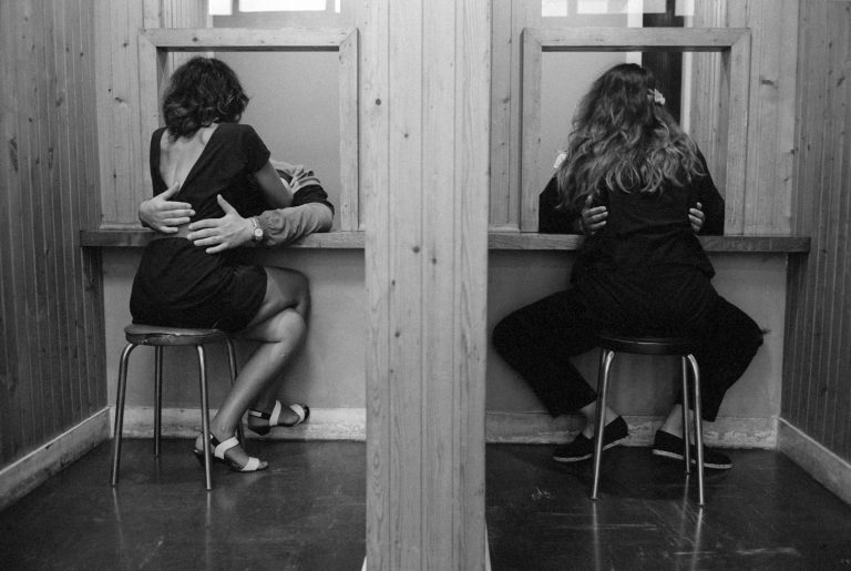 Οι γυναίκες που γεννούν με χειροπέδες μέσα στη φυλακή δεν είναι αόρατες