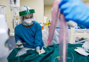 Κοροναϊός: Επικράτηση του στελέχους Kraken στην Ελλάδα – Ακόμα 53 θάνατοι