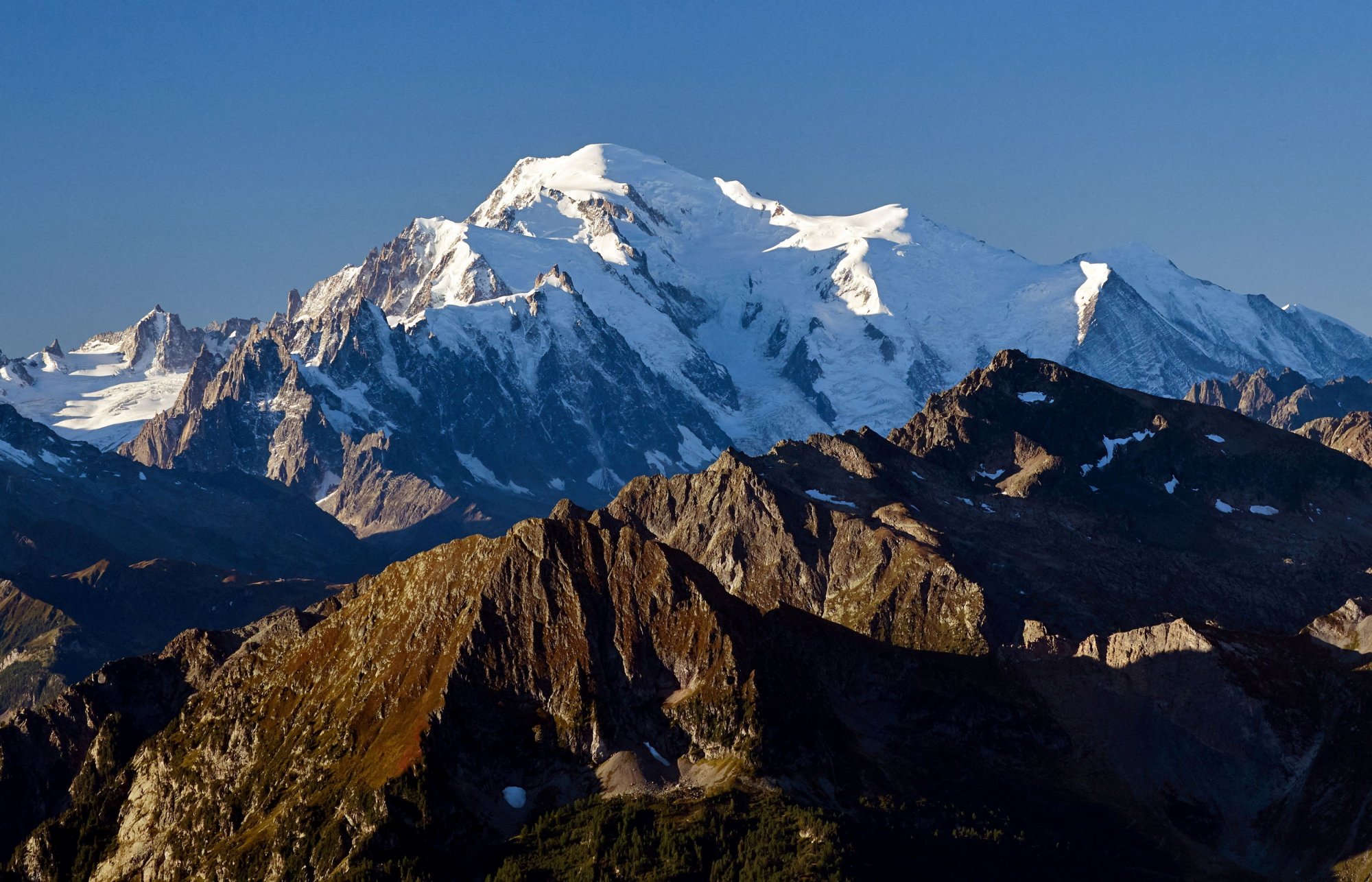 Μον Μπλαν: Το ψηλότερο βουνό της Ευρώπης κόντυνε 2 μέτρα