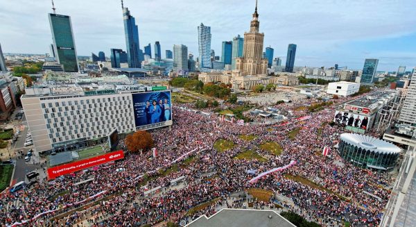 Εκλογές στην Πολωνία: Μεγάλη διαδήλωση της αντιπολίτευσης στη Βαρσοβία
