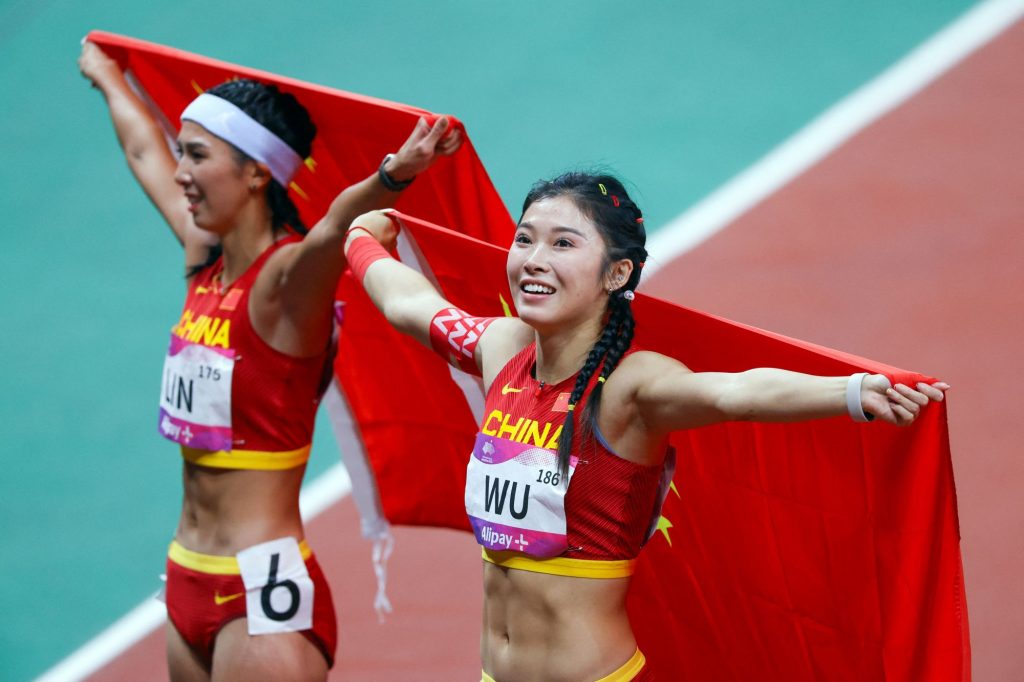 Εξέγερση της πλατείας Τιεν Αν Μεν: Η Κίνα λογόκρινε φωτογραφία αθλητριών επειδή τη θύμιζε τυχαία