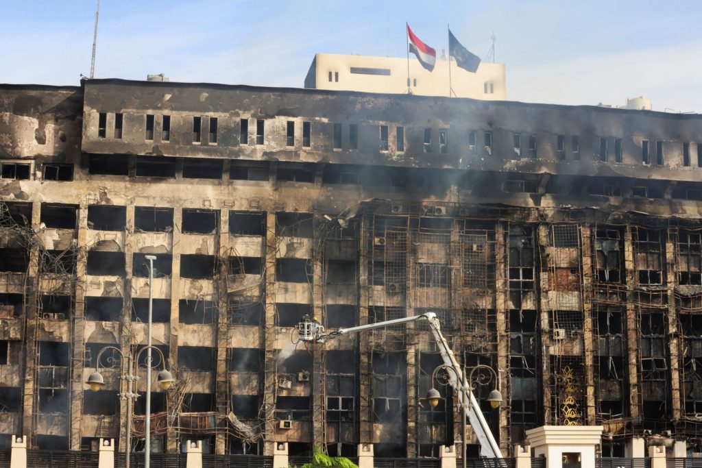 Αίγυπτος: Τουλάχιστον 38 τραυματίες από τη μεγάλη φωτιά στο αρχηγείο της αστυνομίας στην Ισμαηλία
