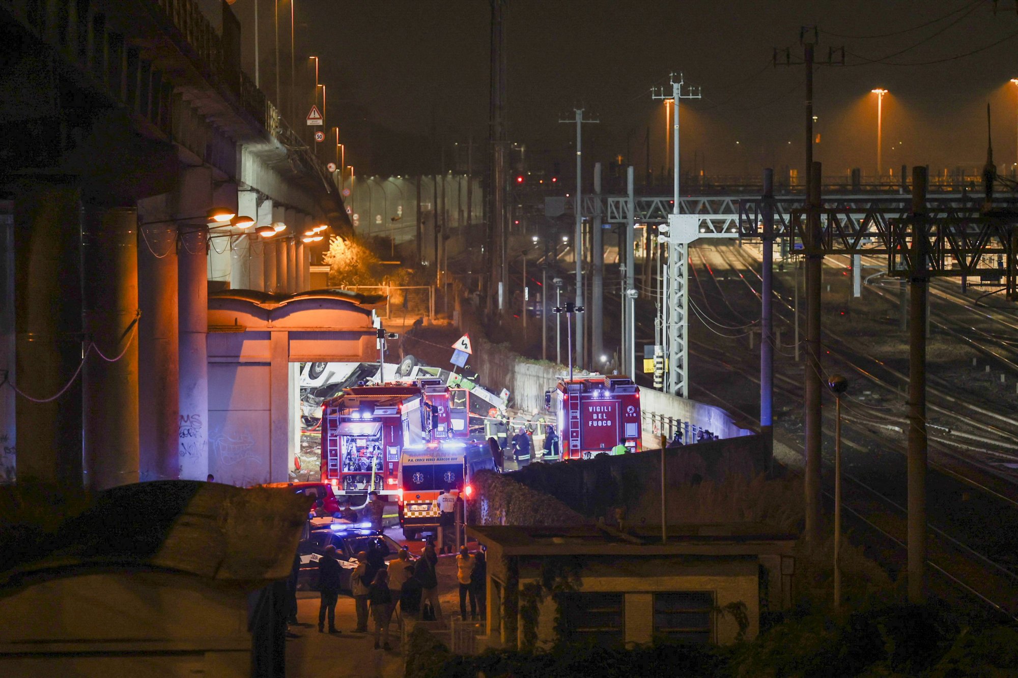 Τραγωδία στη Βενετία: «Το κιγκλίδωμα της οδογέφυρας ήταν πολύ χαμηλό» - Πού μπορεί να οφείλεται το δυστύχημα